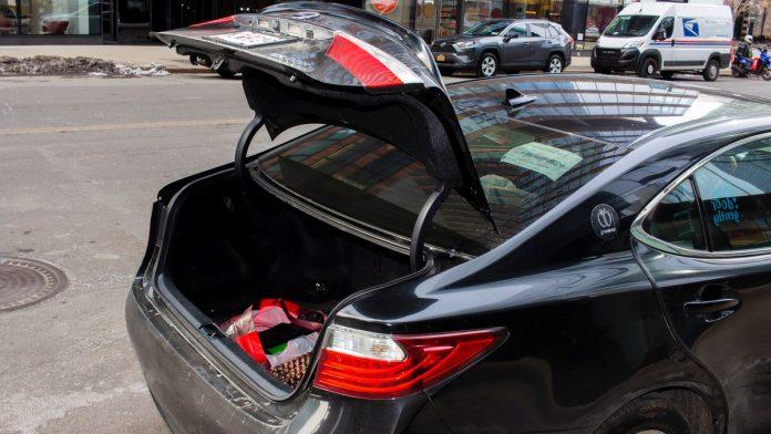 vozaci-besni-zbog-ovog-detalja-ako-vam-pukne-guma-na-novom-autu,-ova-stvar-vas-nece-spasiti!