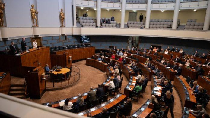 velika-cast-i-postovanje-za-srbiju:-svi-poslanici-finskog-parlamenta-ustali-i-aplauzom-pozdradvili-brnabic-(video)