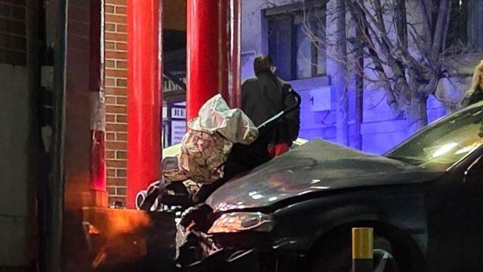 (foto)-drama-u-smederevu-“audi”-udario-kolica-na-pesackom-prelazu,-beba-ispala-na-asfalt:-dete-hitno-prebaceno-za-beograd