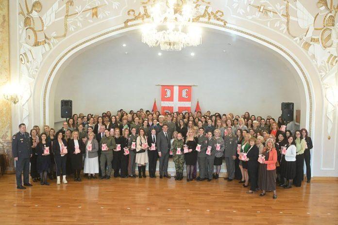 gasic-urucio-poklone-pripadnicama-sistema-odbrane:-povodom-8.-marta-nagradeno-150-zena-ministarstva-odbrane-i-vojske-srbije-(foto)
