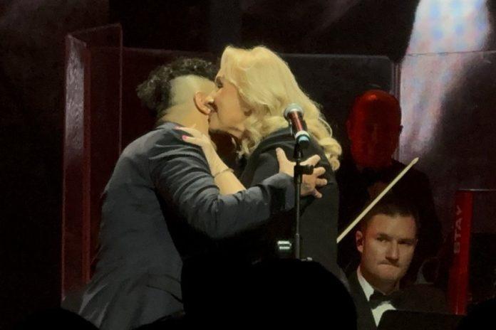 prvo-pojavljivanje-verice-serifovic-nakon-smrti-muza!-crveni-tepih-ispunio-sam-vrh-estrade,-o-potezu-goce-saulic-svi-bruje!-(video)