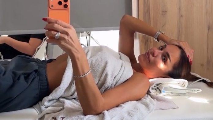 “neki-kazu-proci-ce,-neki-kazu-nauci-da-zivis-sa-tim,-jedino-mi-ostaje-da-se-pomolim-bogu”-pevacica-u-agoniji-zbog-zdravstvenih-problema:-oglasila-se-sa-klinike-kako-lezi-na-krevetu