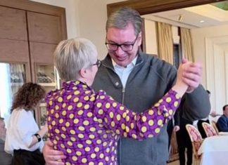 “SREĆAN ŠTO IH IMAM I BESKRAJNO ZAHVALAN” Vučić priredio svečanost za žene koje rade u Predsedništvu (VIDEO) “srecan-sto-ih-imam-i-beskrajno-zahvalan”-vucic-priredio-svecanost-za-zene-koje-rade-u-predsednistvu-(video)