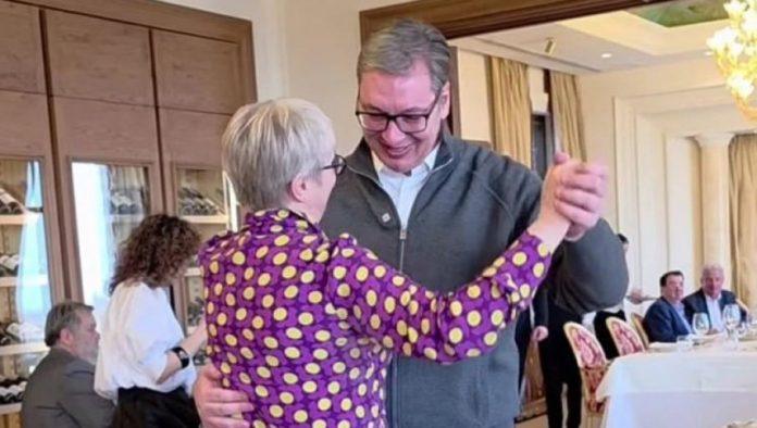 “srecan-sto-ih-imam-i-beskrajno-zahvalan”-vucic-priredio-svecanost-za-zene-koje-rade-u-predsednistvu-(video)