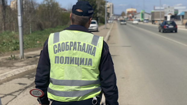 Прекршај-за-прекршајем-–-возач-у-Младеновцу-без-појаса-и-докумената,-у-нерегистрованом-ауту-превозио-двоје-деце