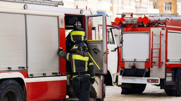 auto-se-zapalio-u-pokretu-pukom-srecom-izbegnuta-tragedija-u-vlasotincu:-vatra-je-odjednom-buknula