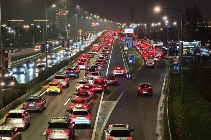 na-granicama-presedan-oglasio-se-amss:-evo-kakvo-je-stanje-na-putevima-tokom-veceri,-samo-na-ovom-prelazu-teretnjaci-cekaju-sat-vremena