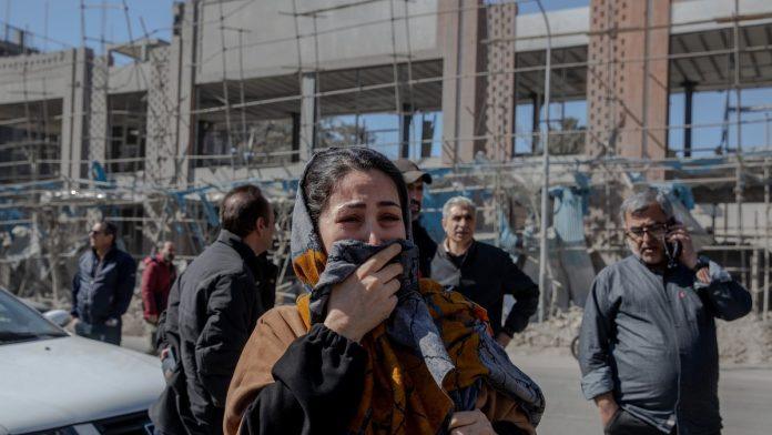 redovi-za-hleb,-skole-zakatancene-i-pretece-sms-poruke:-kako-izgleda-zivot-pod-bombama-u-teheranu-i-iranu-gde-je-vec-stradalo-vise-od-1.100-ljudi