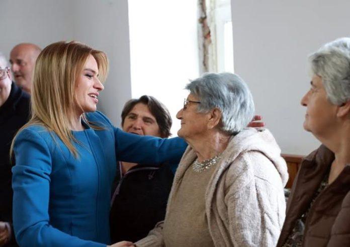 da-uzvratimo-bar-deo-paznje-i-topline-koje-one-sire-u-svom-mestu:-ministarka-stamenkovski-za-8.-mart-poklonila-damama-iz-donje-kravarice-izlet-u-beograd