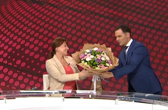 iznenadenje-u-programu-uzivo!-ministar-mali-iznenadio-i-voditeljke-i-gledaoce,-ovako-cestitao-osmi-mart-damama-u-studiju-(foto/video)
