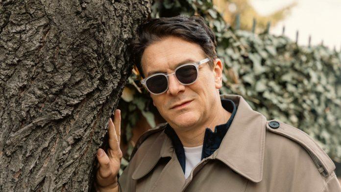 duplo-slavlje-u-domu-baneta-tomasevica,-a-nije-dan-zena-glumac-progovorio-o-trojici-sinova,-supruzi-i-zivotu-van-grada:-“uzmem-dzak-i-skupljam-dubre-po-selu,-testosteron-pada-posle-40te”-(video)