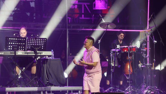 “mama,-srecan-osmi-mart”-marija-serifovic-na-ivici-suza,-prekinula-koncert-zbog-sina-(video)