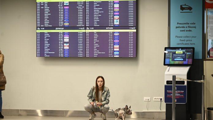 avion-sa-srpskim-drzavljanima-sleteo-u-beograd-iz-dubaija-stiglo-267-putnika,-medu-njima-10-beba