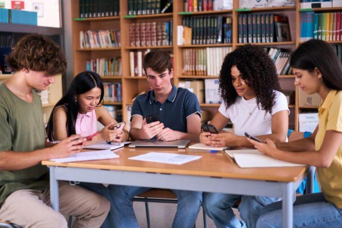 generacija-zed-iznenaduje:-mladi-muskarci-podrzavaju-tradicionalne-rodne-uloge-vise-nego-roditelji-–-evo-koji-deo-najvise-sokira!