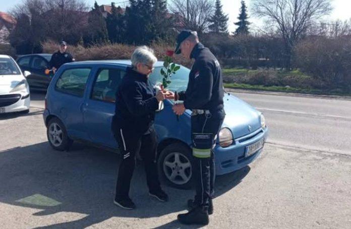 osmeh-i-ruza:-policajci-sirom-srbije-ovako-iznenadili-dame-na-drumu-(foto)
