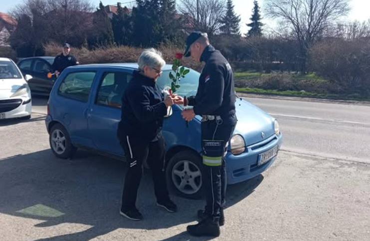 osmeh-i-ruza:-policajci-sirom-srbije-ovako-iznenadili-dame-na-drumu-(foto) osmeh-i-ruza:-policajci-sirom-srbije-ovako-iznenadili-dame-na-drumu-(foto)
