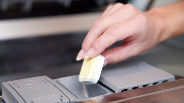 jeftino-i-bez-hemije:-evo-kako-da-napravite-domaci-deterdzent-za-masinu-za-sudove