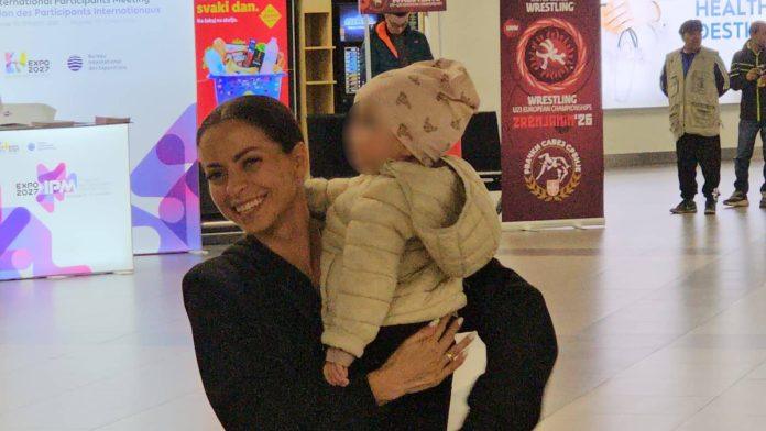 kaca-i-darko-stigli-u-beograd-pevac-nakon-drame-na-maldivima-dosao-kuci-sa-zenom,-nema-im-prtljaga:-ona-nosi-cerkicu-u-rukama-(video)