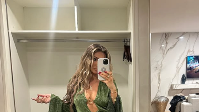 (video)-i-minic-i-ogroman-izrez-do-pupka-pevacica-u-smelom-izdanju:-alka-izmedu-grudi,-a-noge-za-desetku