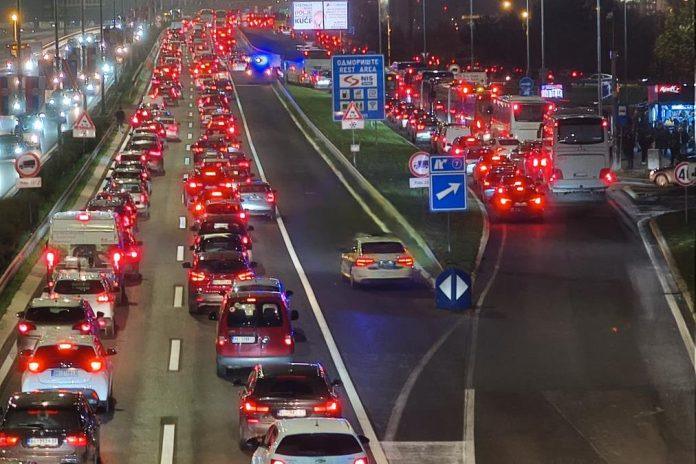 putevi-srbija-uputili-apel-vozacima-nocas-i-sutra-u-beogradu-radovi-na-vise-mesta-na-moto-putu,-saobracaj-jednom-trakom