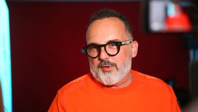 “tesko-da-cu-ikada-vise-pozeleti-tamo-da-krocim”-sramni-stav-tonija-cetinskog-o-nastupima-u-srbiji-u-kojoj-je-zgrnuo-pare:-“kajem-se-sto-sam-tu-nastupao”