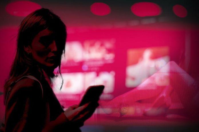 vreli-snimci-u-telefonu-nase-poznate-pevacice-–-evo-ko-je-sve-deo-njene-kolekcije:-procurili-sok-detalji!