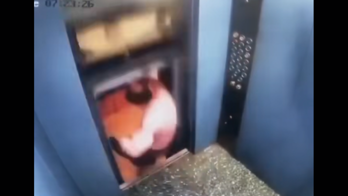 jeziv-snimak-kruzi-mrezama:-muskarac-za-dlaku-izbegao-smrt-–-hteo-da-izade-iz-lifta-pa-jedva-ostao-ziv-(video)