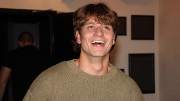 jakov-jozinovic-prodao-vise-karata-od-tonija-iako-je-cena-ulaznica-veca-evo-koliko-bi-trebalo-da-zaradi-od-koncerta-na-spensu