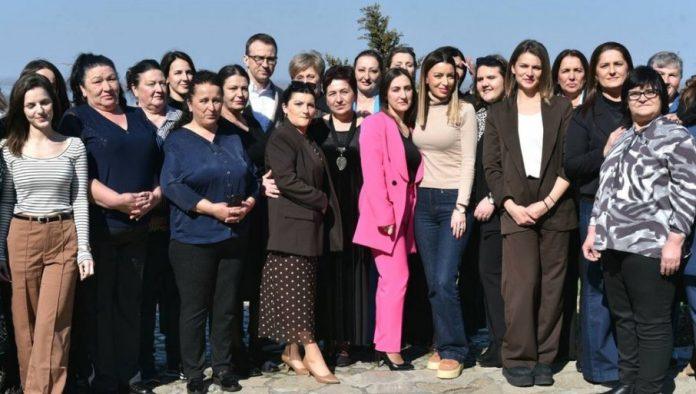 mesarovic-i-petkovic-sa-zenama-preduzetnicama-sa-kim:-cestitke-za-8.-mart-stigle-i-od-predsednika-vucica-(foto/video)