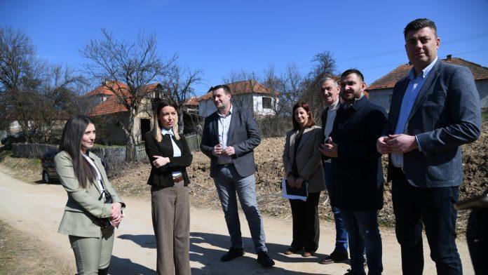 mesarovic-posetila-porodicu-jeknic-iz-sevojna,-drzava-obezbedila-materijal-za-kucu-(foto)