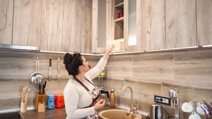 ormarici-su-vam-uvek-ulepljeni-i-masni,-a-ostatak-kuhinje-besprekorno-cist-–-ovaj-jednostavan-trik-uklanja-masnocu-bez-jake-hemije