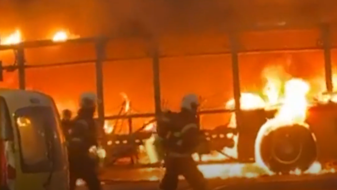 (video)-putnik-se-ziv-zapalio-u-autobusu?!-plamen-gutao-sve-pred-sobom,-najmanje-sestoro-mrtvih:-jezivi-detalji-uzasa-u-svajcarskoj