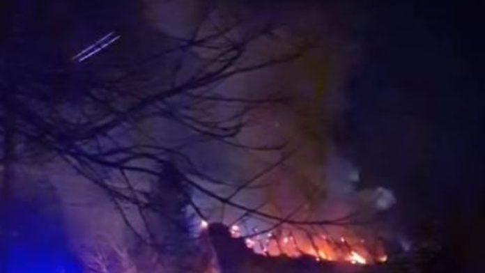 (video)-pozar-u-backom-petrovcu-ogromna-vatra-“progutala”-porodicnu-kucu