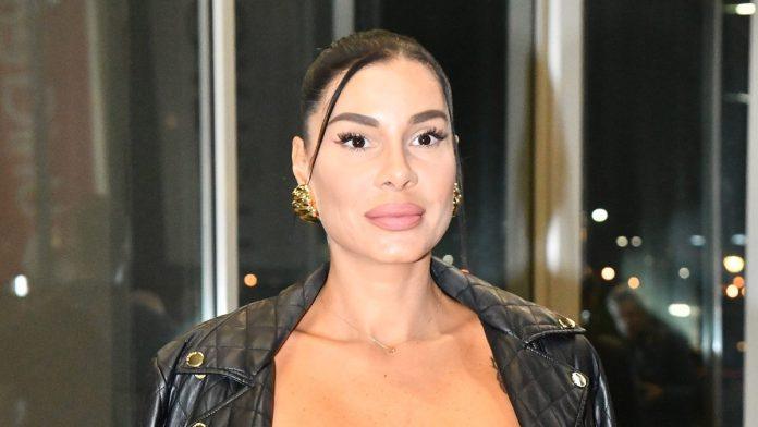 “tri-dana-sa-cerkom-na-bolnickom-lecenju”-mia-borisavljevic-se-oglasila-sa-instituta-za-majku-i-dete:-“tei-je-data-terapija”,-devojcica-na-infuziji-(foto)