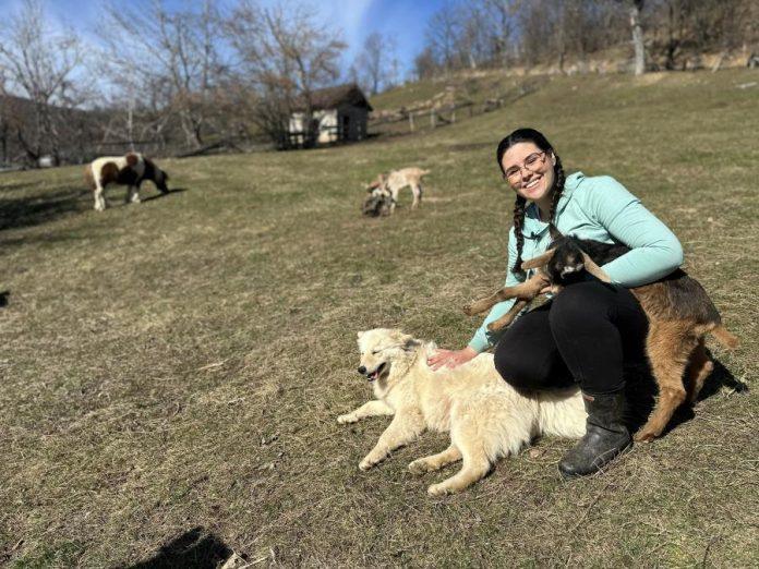 lepoj-jovani-cudilo-se-celo-selo:-sta-joj-bi?!-mlada,-a-ovde-da-zivi?-cim-je-zavrsila-skolu,-resila:-idem-kuci!-nuna-jarice-pred-spavanje-i-evo-cime-se-bavi
