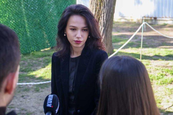 unuka-slobodana-milosevica-za-kurir-sa-dedinog-groba-u-pozarevcu:-otkriva-da-li-i-ona-ulazi-u-politiku-i-cime-se-bavi