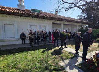 DELEGACIJA SRS NA GROBU MILOŠEVIĆA: Pomen nekadašnjem predsedniku Srbije (FOTO) delegacija-srs-na-grobu-milosevica:-pomen-nekadasnjem-predsedniku-srbije-(foto)