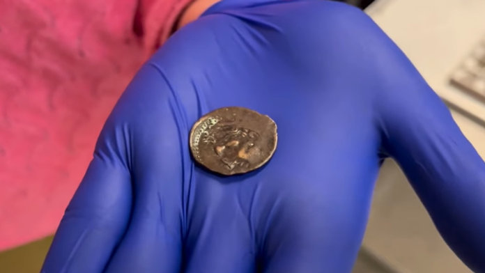 vozac-autobusa-poklonio-unuku-novcic-koji-mu-je-putnik-dao-–-ispostavilo-se-da-se-radi-o-kovanici-zapanjujuce-vrednosti-(video)