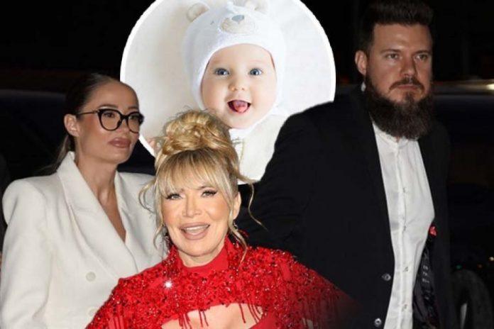 prva-setnja-unuke-suzane-jovanovic:-ponosni-tata-danijel-gura-kolica,-mama-tijana-zasluzeno-uziva!