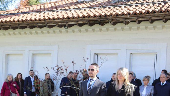 delegacija-sps-polozila-vence-na-grob-slobodana-milosevica