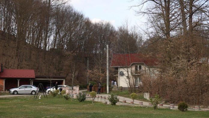 prve-slike-sa-mesta-ubistva-i-samoubistva-sumnja-se-da-je-otac-pucao-u-sina-pa-u-sebe!