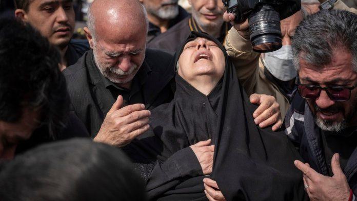 ranjen-novi-ajatolah,-iran-preti-totalnim-ratom!-“udarili-smo-na-americku-bazu-i-ranili-100-vojnika”:-sad-napale-arsenal-oruzja-teherana,-drama-u-ormuskom-moreuzu-sve-veca