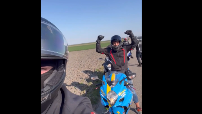 poslednji-snimak-brata-darka-lazica-pred-udes-u-kom-je-izgubio-zivot-pevac-se-dan-pre-snimao-sa-njim-na-motoru:-smejali-se-i-pevali-nasred-puta-(video)