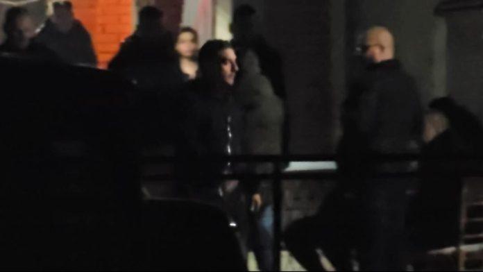 darko-lazic-u-crnini,-jedva-stoji-na-nogama-prima-saucesce-nakon-smrti-brata:-potresne-scene-u-brestacu-(video)