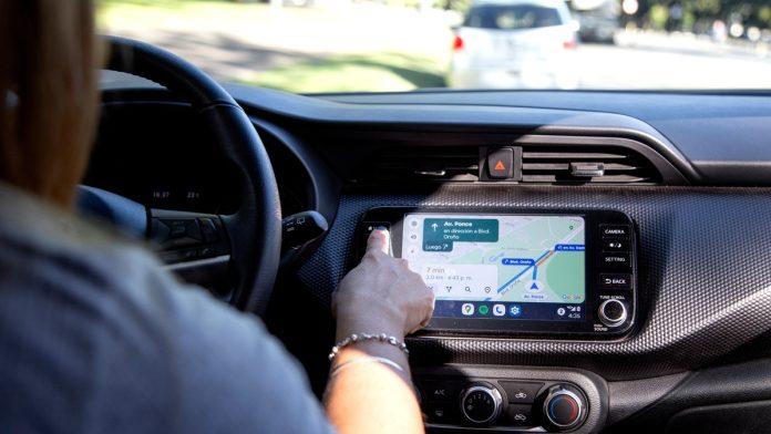 koliko-puta-ste-u-voznji-ovo-izgovorili:-“pazi-se-ovog,-drzi-mobilni”-–-kako-da-koristite-telefon-dok-vozite,-a-da-je-po-zakonu