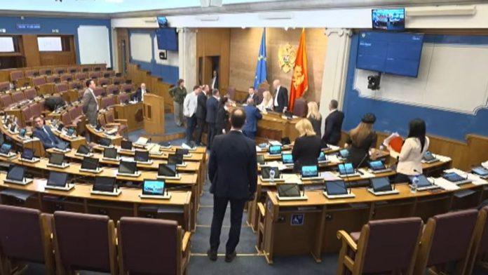 prekinuta-sednica-skupstine-haos-u-crnoj-gori:-poslanici-dps-a-opkolili-sto-predsedavajuceg,-doslo-do-burne-rasprave