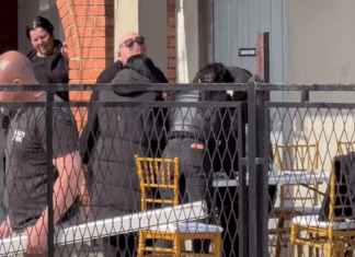 ONESVESTILA SE MAJKA DARKA LAZIĆA! Alarmantno stanje u porodičnoj kući, Branka se srušila kada je ugledala UMRLICU sina Dragana! (VIDEO) onesvestila-se-majka-darka-lazica!-alarmantno-stanje-u-porodicnoj-kuci,-branka-se-srusila-kada-je-ugledala-umrlicu-sina-dragana!-(video)