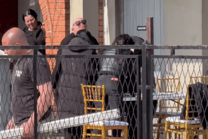 onesvestila-se-majka-darka-lazica!-alarmantno-stanje-u-porodicnoj-kuci,-branka-se-srusila-kada-je-ugledala-umrlicu-sina-dragana!-(video)