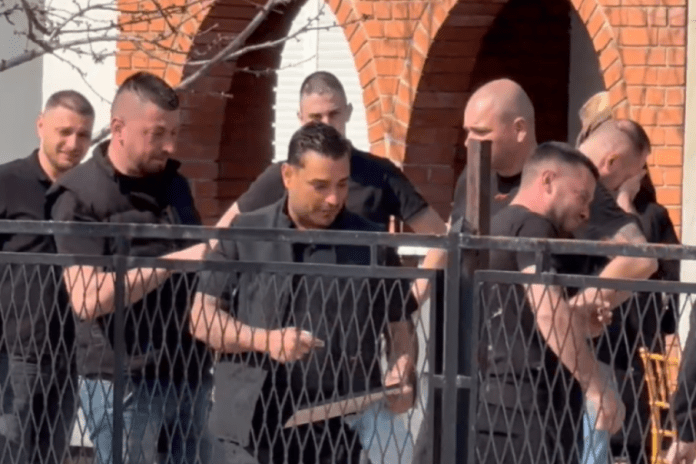 darko-lazic-izabrao-fotografiju-pokojnog-brata-za-sahranu,-ovo-ce-biti-pored-kovcega:-pevac-se-vratio-iz-bolnice,-pa-zapomagao-na-sav-glas!