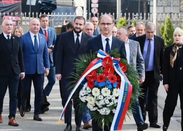 vlada-srbije:-premijer-macut-i-clanovi-vlade-polozili-venac-na-mestu-atentata-na-zorana-dindica